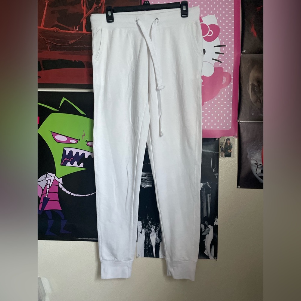 white sweats🫶🏽.